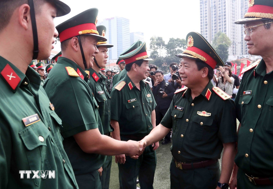 Thượng tướng Trịnh Văn Quyết thăm hỏi sức khỏe các cán bộ, chiến sỹ. (Ảnh: Xuân Khu/TTXVN)