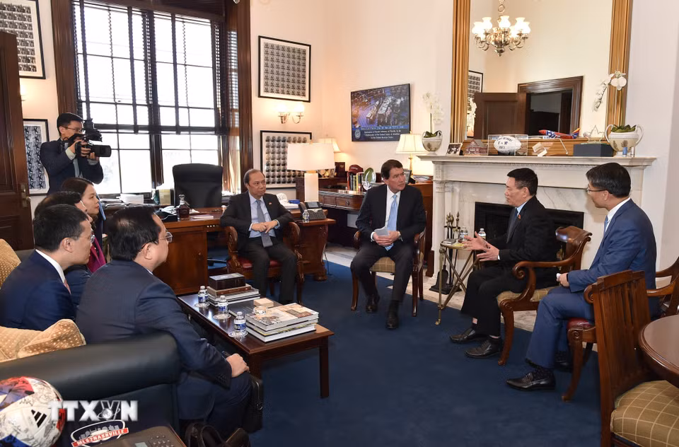 Phó Thủ tướng Hồ Đức Phớc trao đổi với Thượng nghị sỹ Bill Hagerty. (Ảnh: TTXVN phát)