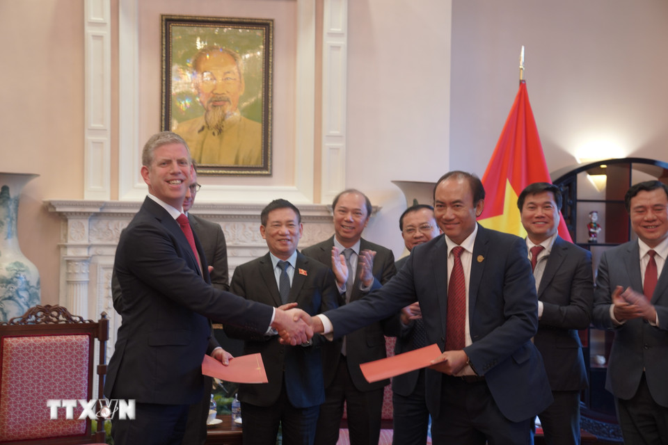 Phó Thủ tướng Hồ Đức Phớc chứng kiến Lễ trao Bản ghi nhớ hợp tác giữa Công ty Cổ phần hàng không Vietjet và công ty Air Finance của Hoa Kỳ. (Ảnh: Ngọc Quang/TTXVN)