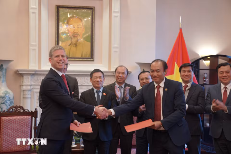 Phó Thủ tướng Hồ Đức Phớc chứng kiến Lễ trao Bản ghi nhớ hợp tác giữa Công ty Cổ phần hàng không Vietjet và công ty Air Finance của Hoa Kỳ. (Ảnh: Ngọc Quang/TTXVN)