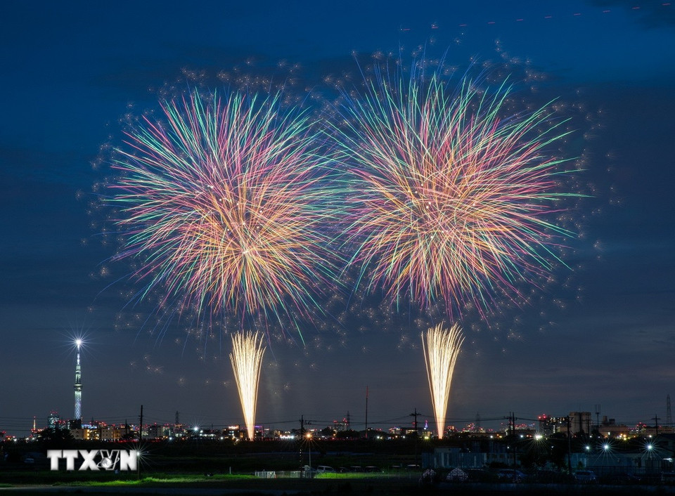 Màn trình diễn pháo hoa rực rỡ bầu trời đêm Tokyo. (Ảnh: Xuân Giao/TTXVN)