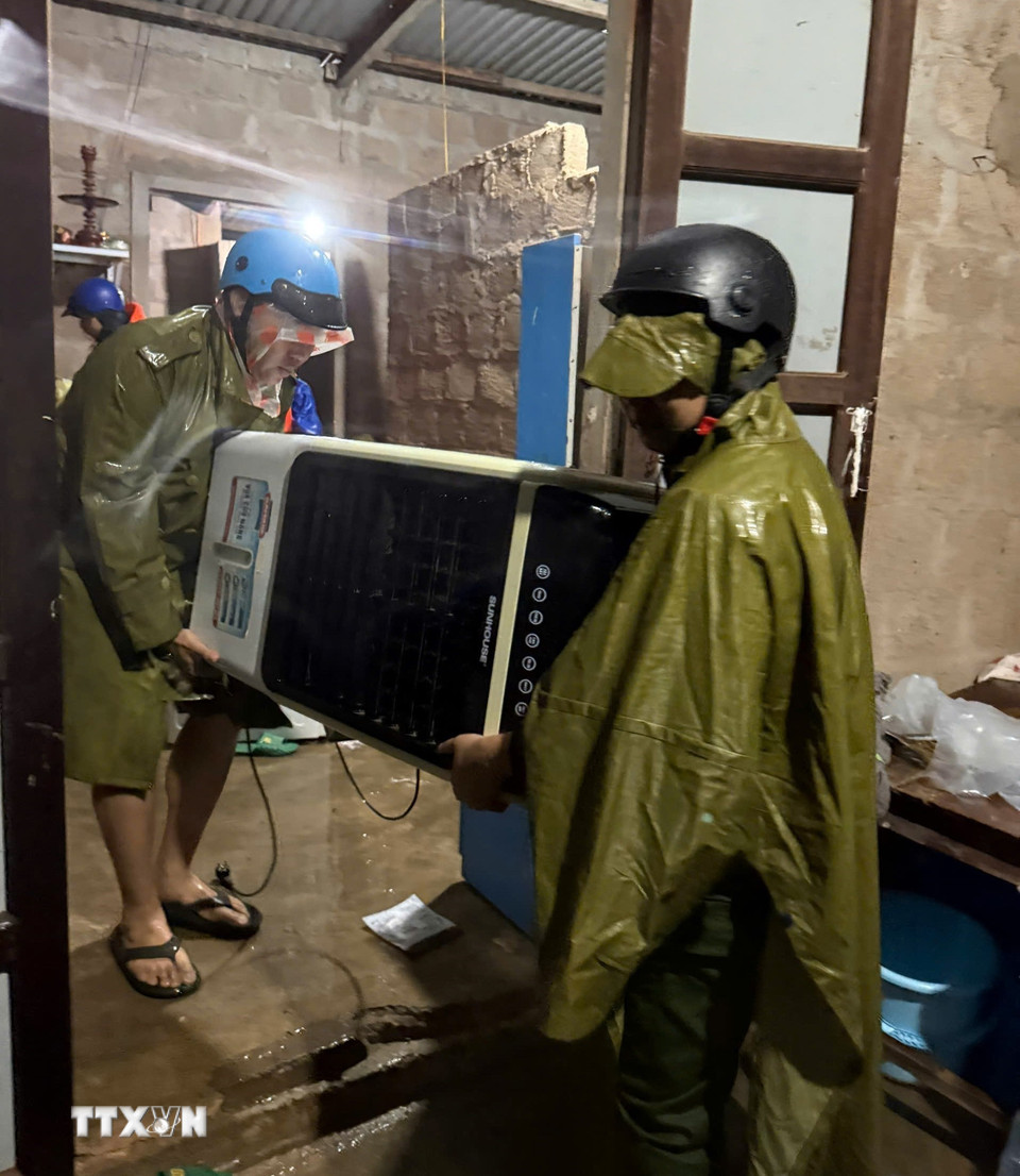 Các lực lượng chức năng thức trắng đêm di dời tài sản của người dân đến nơi an toàn. (Ảnh: TTXVN phát)