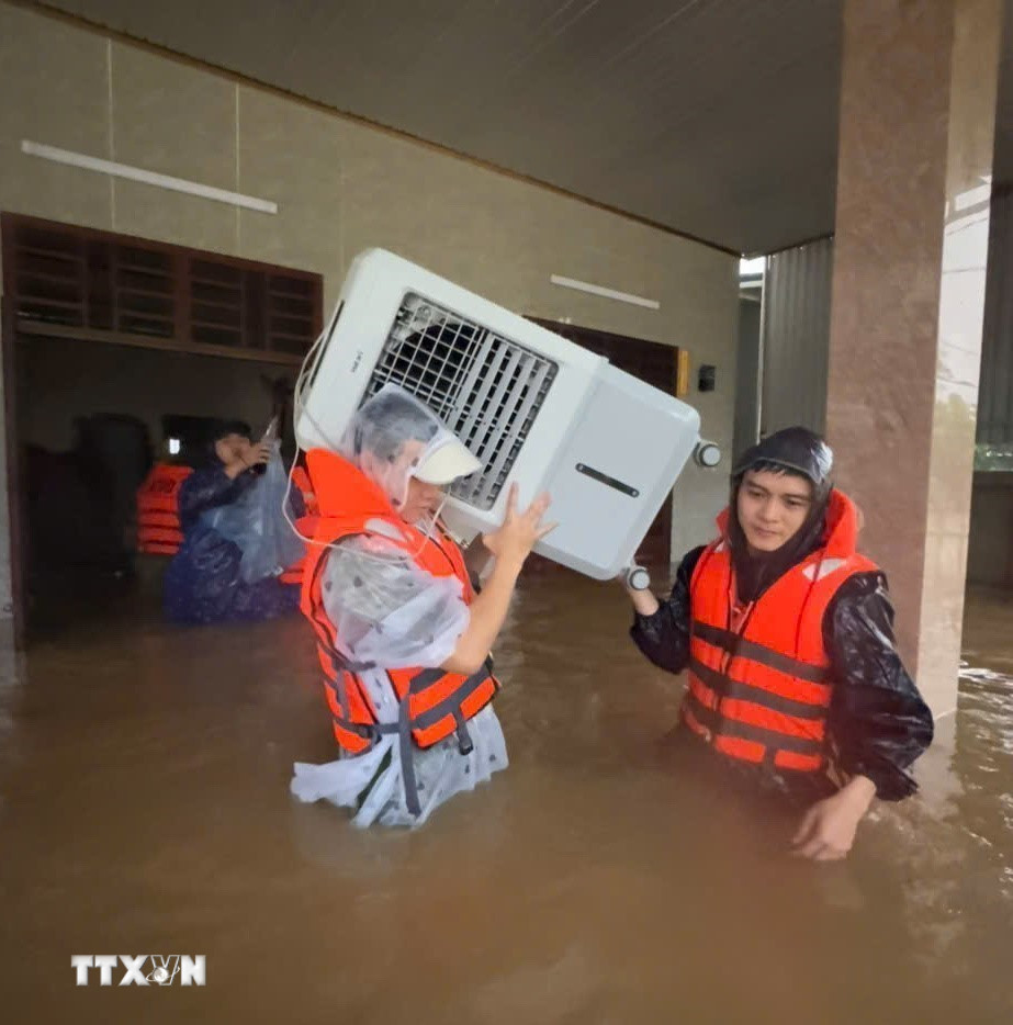 Di dời tài sản của người dân đến nơi an toàn. (Ảnh: TTXVN phát)