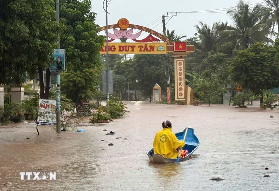 Khóm Duy Tân, thị trấn Lao Bảo ngập sâu trong nước. (Ảnh: TTXVN phát)