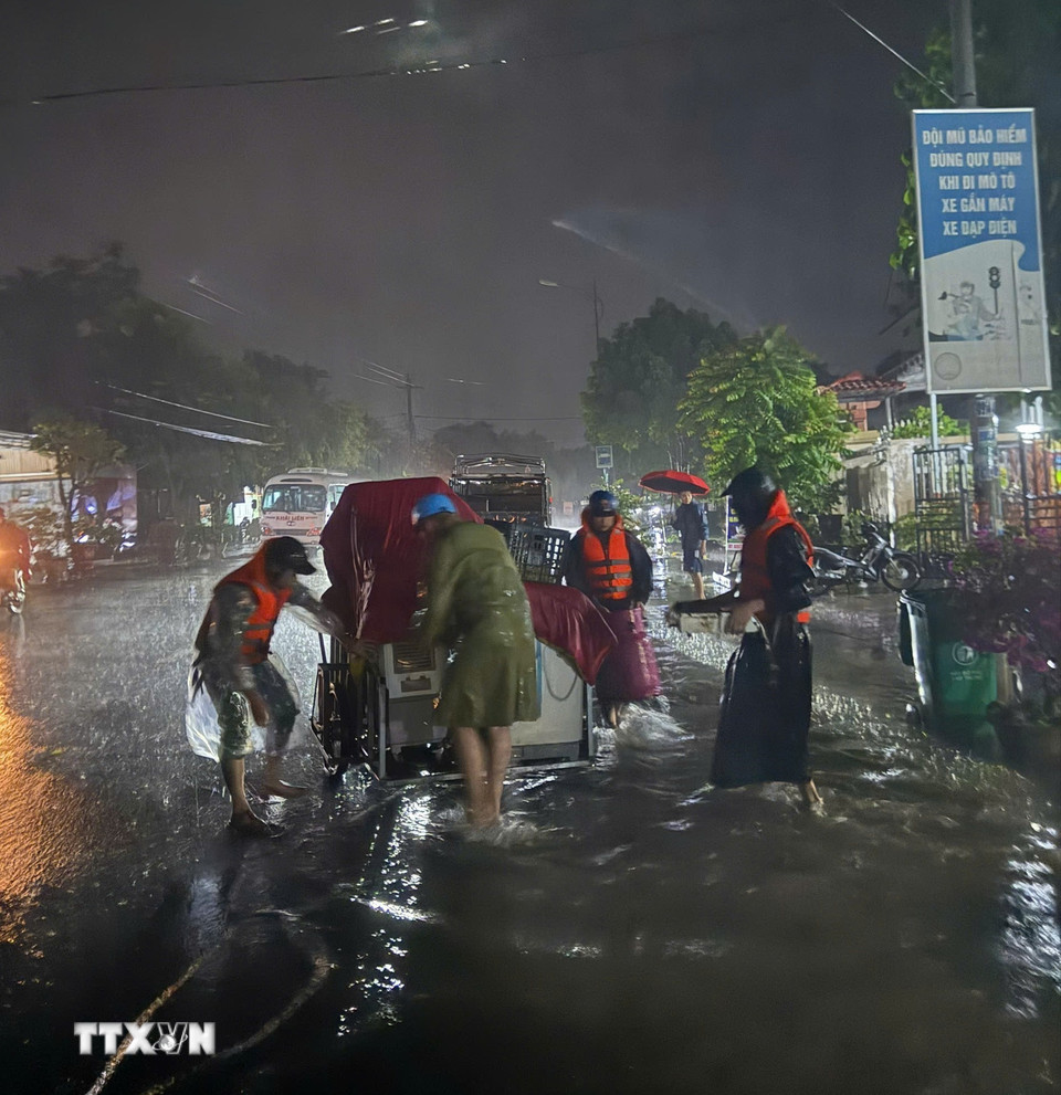 Di dời tài sản của người dân đến nơi an toàn. (Ảnh: TTXVN phát)