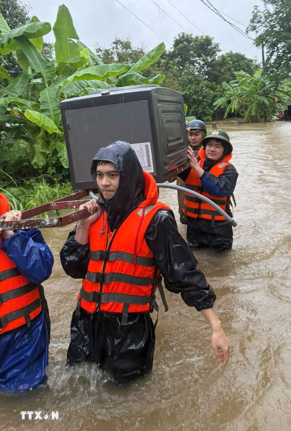 Di dời tài sản của người dân đến nơi an toàn. (Ảnh: TTXVN phát)