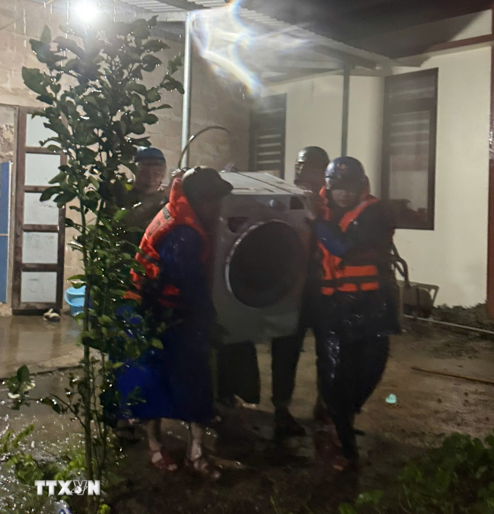 Các lực lượng chức năng thức trắng đêm di dời tài sản của người dân đến nơi an toàn. (Ảnh: TTXVN phát)