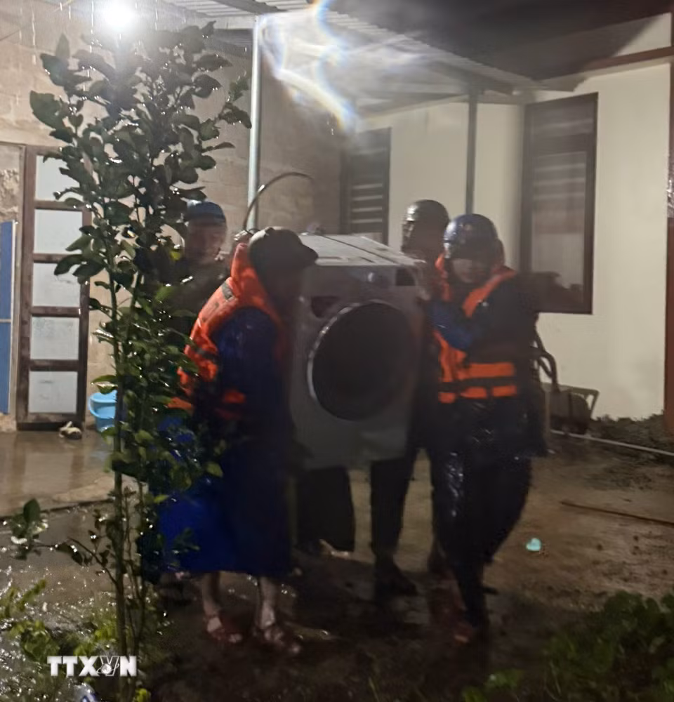 Các lực lượng chức năng thức trắng đêm di dời tài sản của người dân đến nơi an toàn. (Ảnh: TTXVN phát)