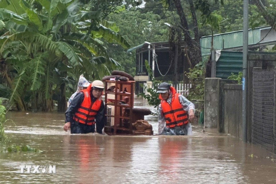 Di dời tài sản của người dân đến nơi an toàn. (Ảnh: TTXVN phát)