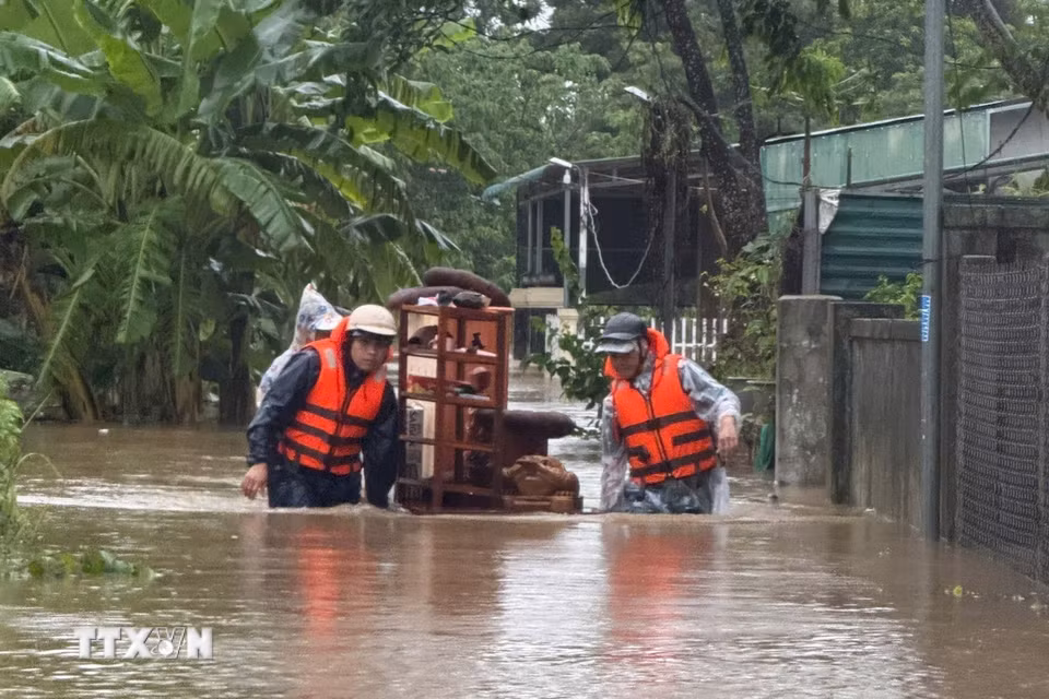 Di dời tài sản của người dân đến nơi an toàn. (Ảnh: TTXVN phát)