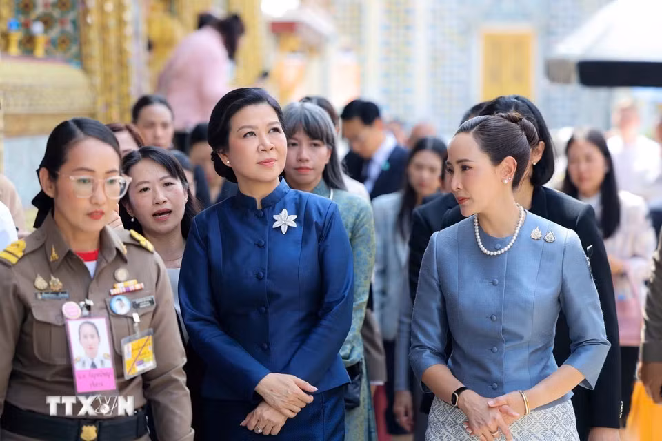 Phu nhân Ngô Phương Ly cùng Phu nhân Thananon Charnvirakul tại chùa Phật Ngọc. (Ảnh: TTXVN phát)