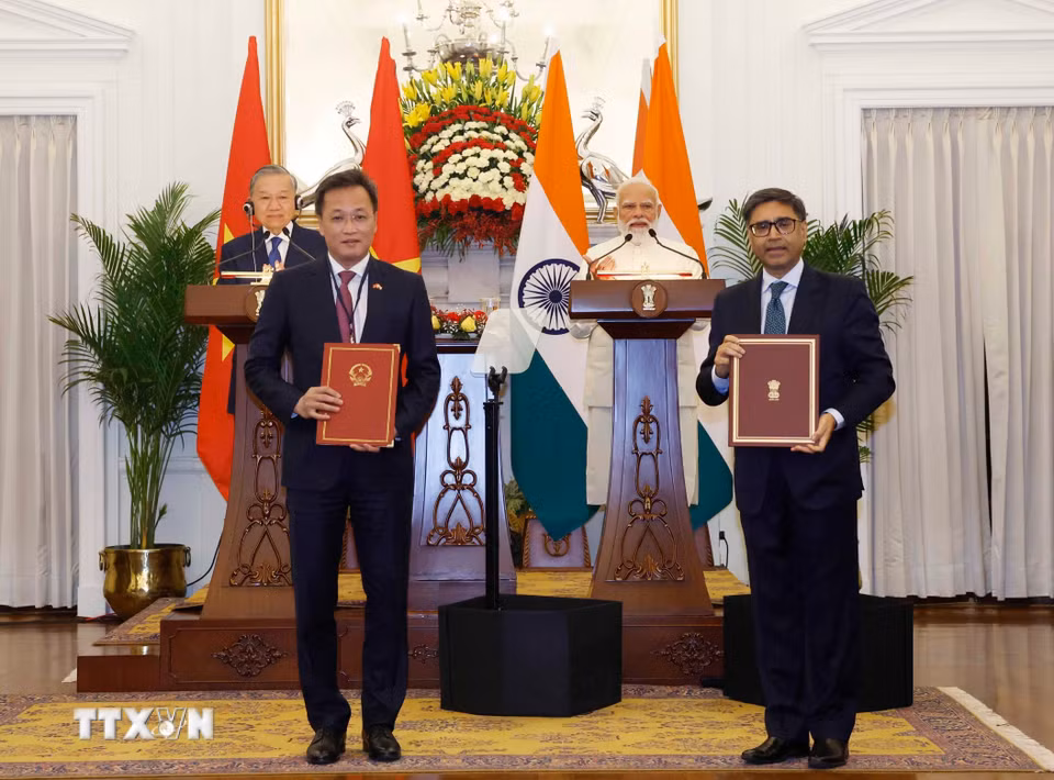 Tổng Bí thư, Chủ tịch nước Tô Lâm và Thủ tướng Cộng hòa Ấn Độ Narendra Modi chứng kiến lễ trao các văn kiện hợp tác giữa 2 nước. (Ảnh: Thống Nhất/TTXVN)