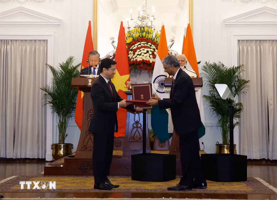 Tổng Bí thư, Chủ tịch nước Tô Lâm và Thủ tướng Cộng hòa Ấn Độ Narendra Modi chứng kiến lễ trao các văn kiện hợp tác giữa 2 nước. (Ảnh: Thống Nhất/TTXVN)