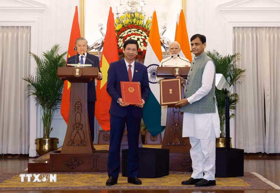 Tổng Bí thư, Chủ tịch nước Tô Lâm và Thủ tướng Cộng hòa Ấn Độ Narendra Modi chứng kiến lễ trao các văn kiện hợp tác giữa 2 nước. (Ảnh: Thống Nhất/TTXVN)