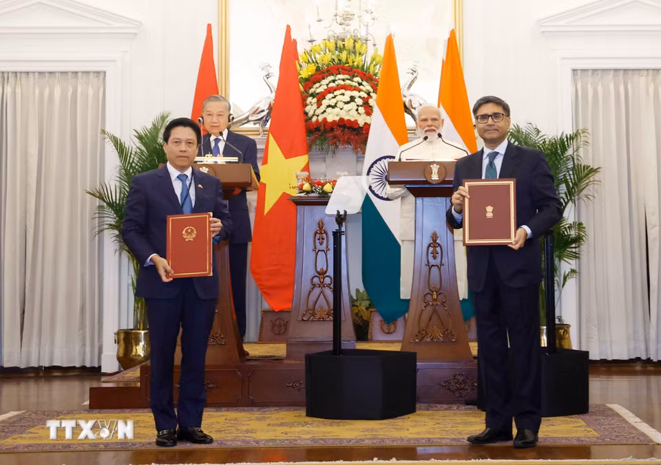 Tổng Bí thư, Chủ tịch nước Tô Lâm và Thủ tướng Cộng hòa Ấn Độ Narendra Modi chứng kiến lễ trao các văn kiện hợp tác giữa 2 nước. (Ảnh: Thống Nhất/TTXVN)