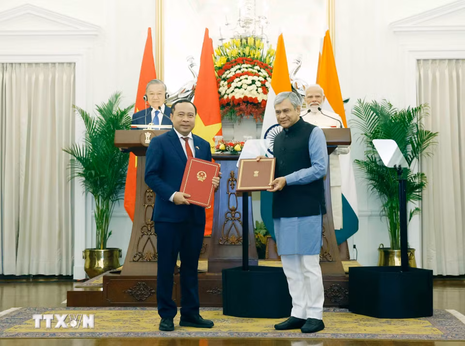 Tổng Bí thư, Chủ tịch nước Tô Lâm và Thủ tướng Cộng hòa Ấn Độ Narendra Modi chứng kiến lễ trao các văn kiện hợp tác giữa 2 nước. (Ảnh: Thống Nhất/TTXVN) ​