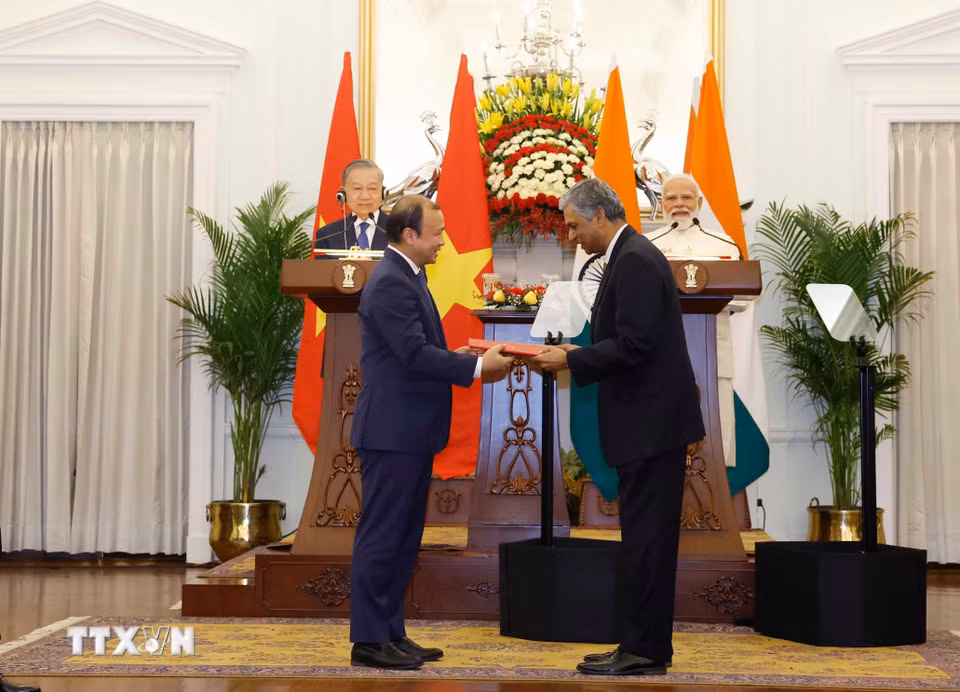 Tổng Bí thư, Chủ tịch nước Tô Lâm và Thủ tướng Cộng hòa Ấn Độ Narendra Modi chứng kiến lễ trao các văn kiện hợp tác giữa 2 nước. (Ảnh: Thống Nhất/TTXVN)