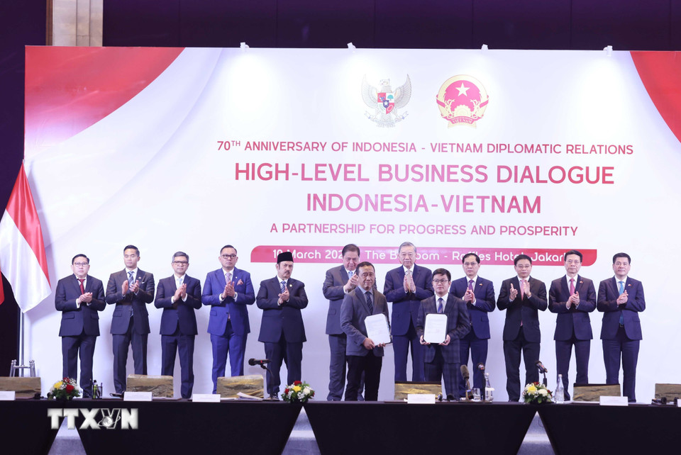 Tổng Bí thư Tô Lâm chứng kiến trao các thoả thuận hợp tác giữa doanh nghiệp Việt Nam-Indonesia. (Ảnh: Thống Nhất/TTXVN)