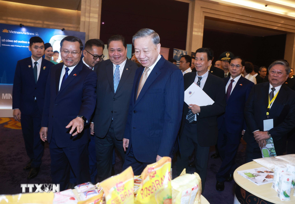 Tổng Bí thư Tô Lâm tham quan trưng bày sản phẩm của doanh nghiệp hai nước. (Ảnh: Thống Nhất/TTXVN)