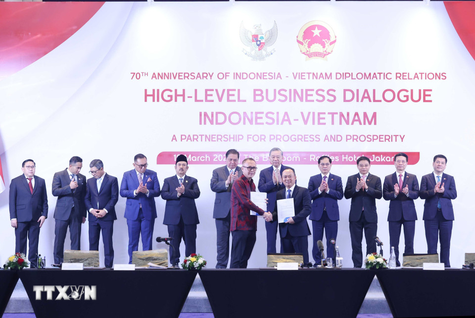 Tổng Bí thư Tô Lâm chứng kiến trao các thỏa thuận hợp tác giữa doanh nghiệp Việt Nam-Indonesia. (Ảnh: Thống Nhất/TTXVN)