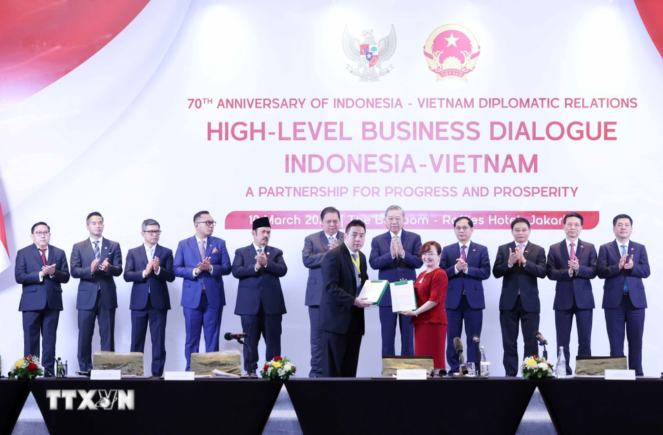 Tổng Bí thư Tô Lâm chứng kiến trao các thỏa thuận hợp tác giữa doanh nghiệp Việt Nam-Indonesia. (Ảnh: Thống Nhất/TTXVN)