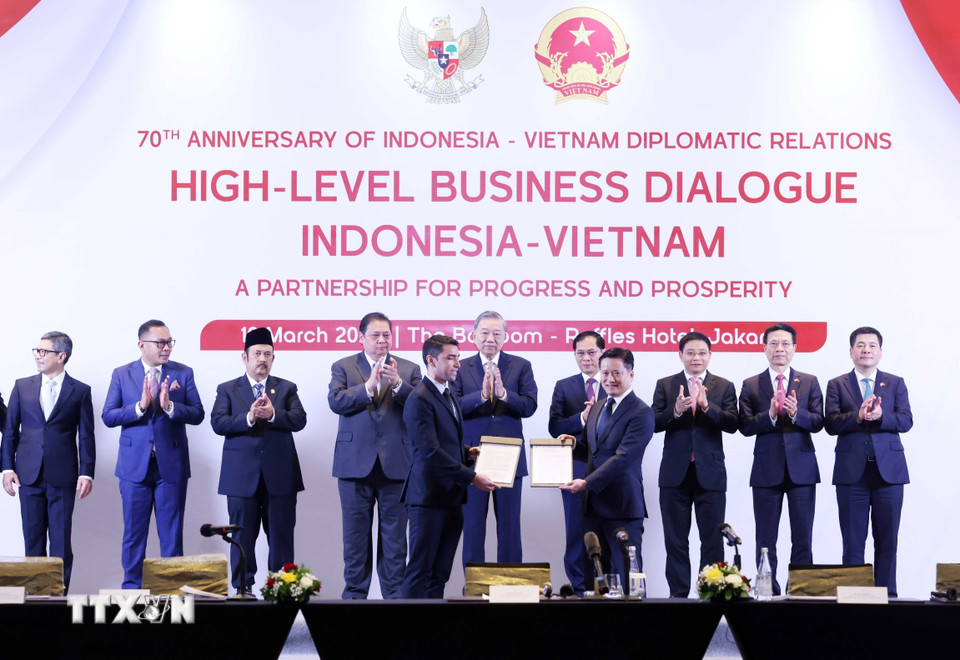 Tổng Bí thư Tô Lâm chứng kiến trao các thỏa thuận hợp tác giữa doanh nghiệp Việt Nam-Indonesia. (Ảnh: Thống Nhất/TTXVN)