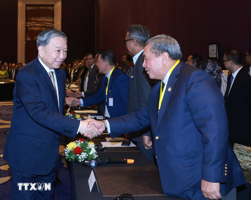 Tổng Bí thư Tô Lâm với đại diện doanh nghiệp dự Tọa đàm doanh nghiệp Việt Nam-Indonesia. (Ảnh: Thống Nhất /TTXVN)