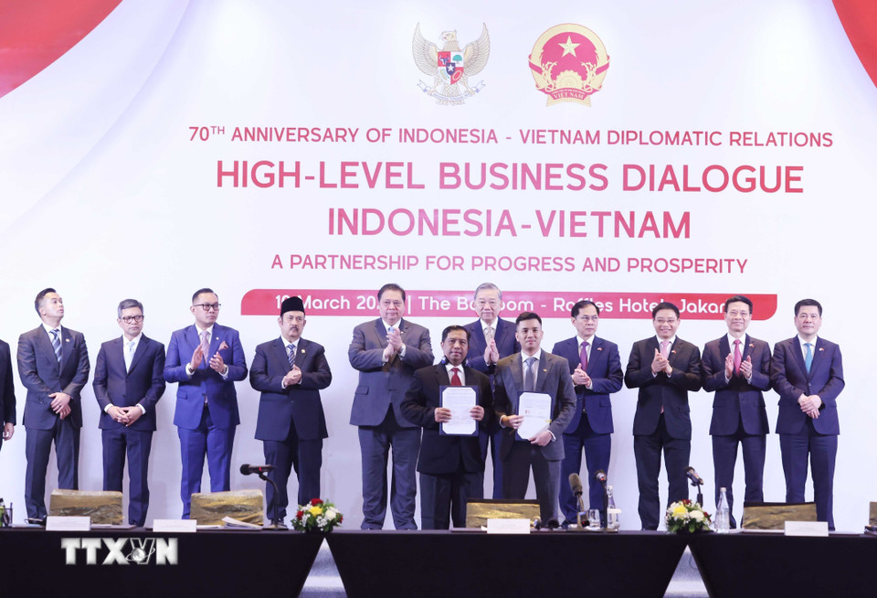 Tổng Bí thư Tô Lâm chứng kiến trao các thỏa thuận hợp tác giữa doanh nghiệp Việt Nam-Indonesia. (Ảnh: Thống Nhất/TTXVN)