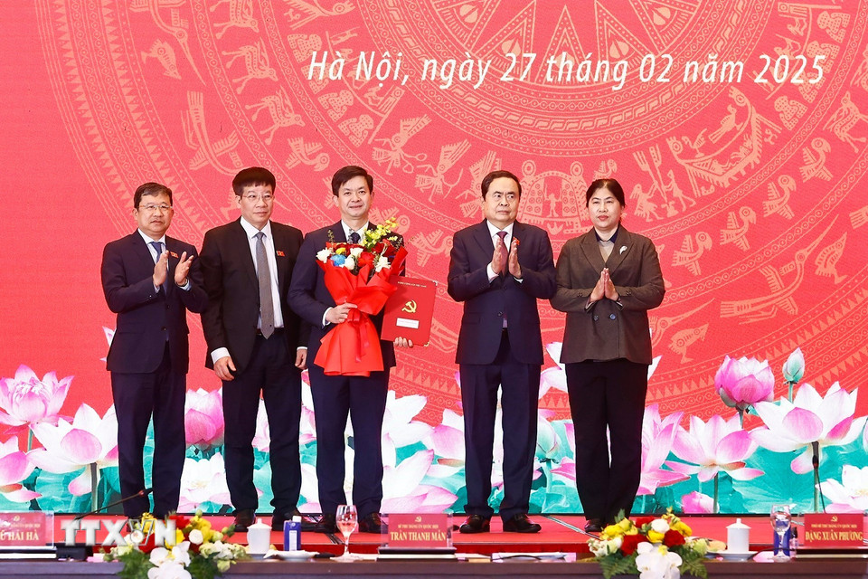 Ủy viên Bộ Chính trị, Bí thư Đảng ủy Quốc hội, Chủ tịch Quốc hội Trần Thanh Mẫn trao Quyết định thành lập Đảng bộ Văn phòng Quốc hội. (Ảnh: Doãn Tấn/TTXVN)