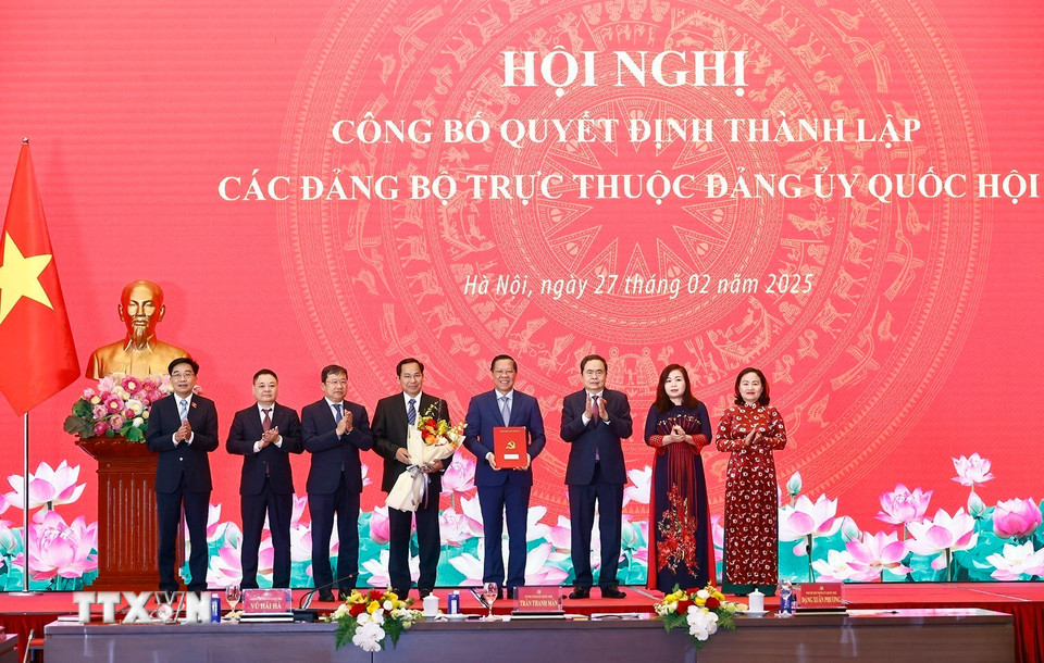 Bí thư Đảng ủy, Chủ tịch Quốc hội Trần Thanh Mẫn trao Quyết định thành lập Đảng bộ Ủy ban Kinh tế và Tài chính. (Ảnh: Doãn Tấn/TTXVN)