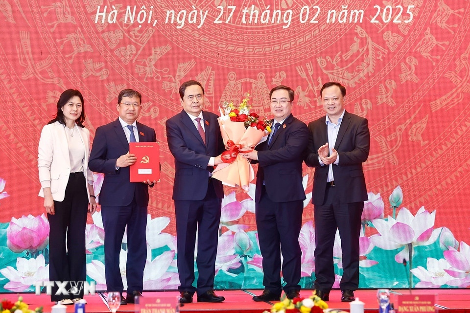 Bí thư Đảng uỷ, Chủ tịch Quốc hội Trần Thanh Mẫn trao Quyết định thành lập Đảng bộ các cơ quan tham mưu, giúp việc Đảng uỷ Quốc hội. (Ảnh: Doãn Tấn/TTXVN)
