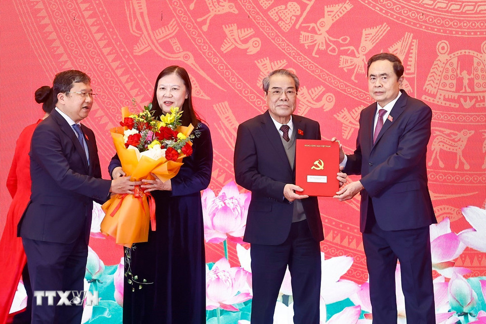 Bí thư Đảng uỷ, Chủ tịch Quốc hội Trần Thanh Mẫn trao Quyết định thành lập Đảng bộ Ủy ban Dân nguyện và Giám sát. (Ảnh: Doãn Tấn/TTXVN)