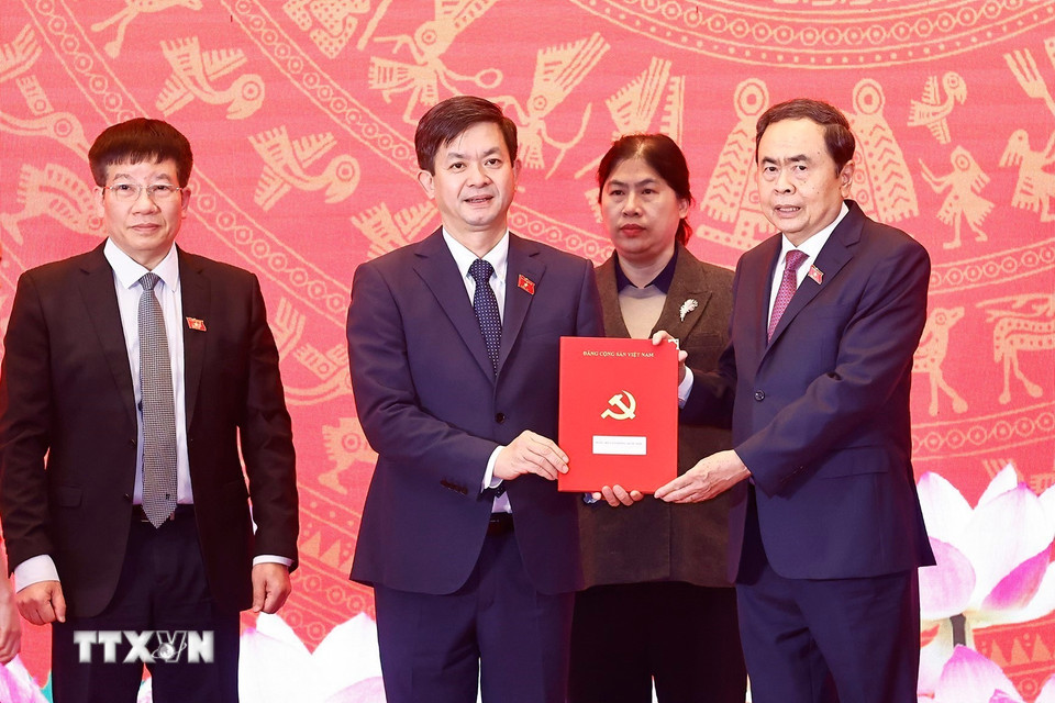 Bí thư Đảng ủy, Chủ tịch Quốc hội Trần Thanh Mẫn trao Quyết định thành lập Đảng bộ Văn phòng Quốc hội. (Ảnh: Doãn Tấn/TTXVN)
