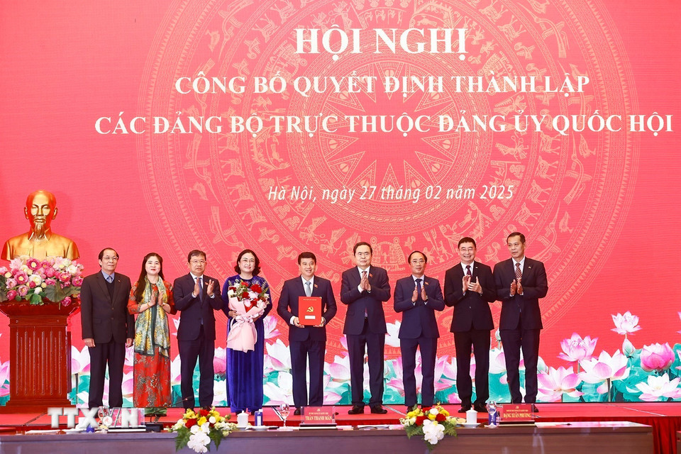 Ủy viên Bộ Chính trị, Bí thư Đảng ủy Quốc hội, Chủ tịch Quốc hội Trần Thanh Mẫn trao Quyết định thành lập Đảng bộ Hội đồng Dân tộc. (Ảnh: Doãn Tấn/TTXVN)