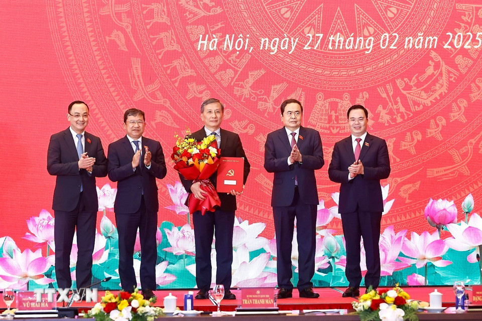 Bí thư Đảng ủy, Chủ tịch Quốc hội Trần Thanh Mẫn trao Quyết định thành lập Đảng bộ Uỷ ban Khoa học, Công nghệ và Môi trường. (Ảnh: Doãn Tấn/TTXVN)