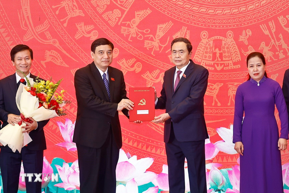 Bí thư Đảng ủy, Chủ tịch Quốc hội Trần Thanh Mẫn trao Quyết định thành lập Đảng bộ Ủy ban Văn hoá và Xã hội. (Ảnh: Doãn Tấn/TTXVN)