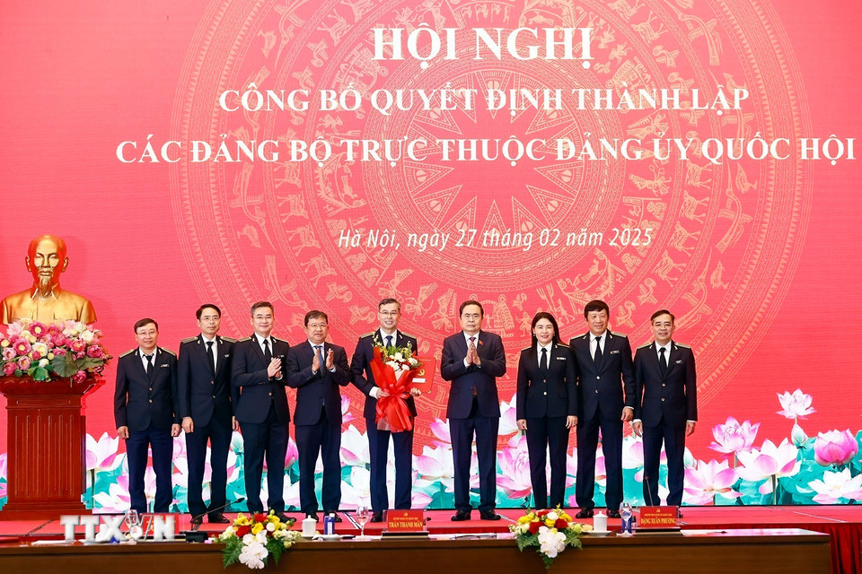 Ủy viên Bộ Chính trị, Bí thư Đảng ủy Quốc hội, Chủ tịch Quốc hội Trần Thanh Mẫn trao Quyết định thành lập Đảng bộ Kiểm toán nhà nước. (Ảnh: Doãn Tấn/TTXVN)
