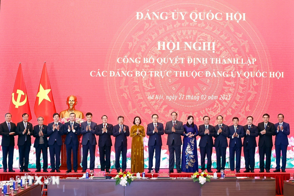 Bí thư Đảng uỷ, Chủ tịch Quốc hội Trần Thanh Mẫn với lãnh đạo các Đảng bộ trực thuộc Đảng uỷ Quốc hội. (Ảnh: Doãn Tấn/TTXVN)