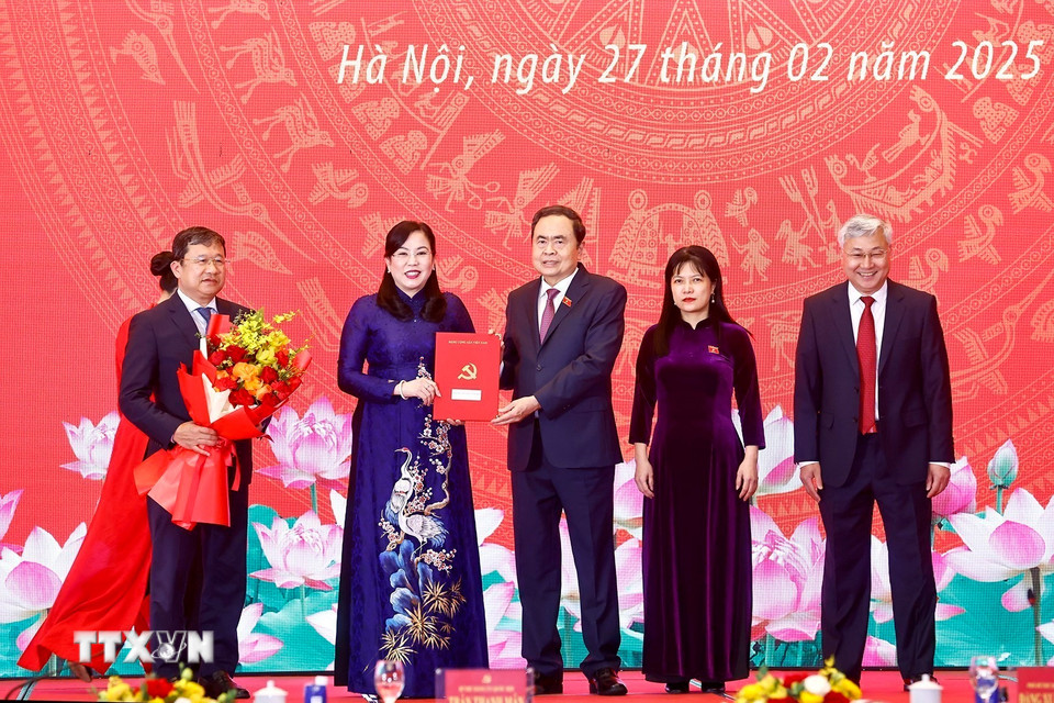 Bí thư Đảng uỷ, Chủ tịch Quốc hội Trần Thanh Mẫn trao Quyết định thành lập Đảng bộ Ủy ban Công tác đại biểu. (Ảnh: Doãn Tấn/TTXVN)