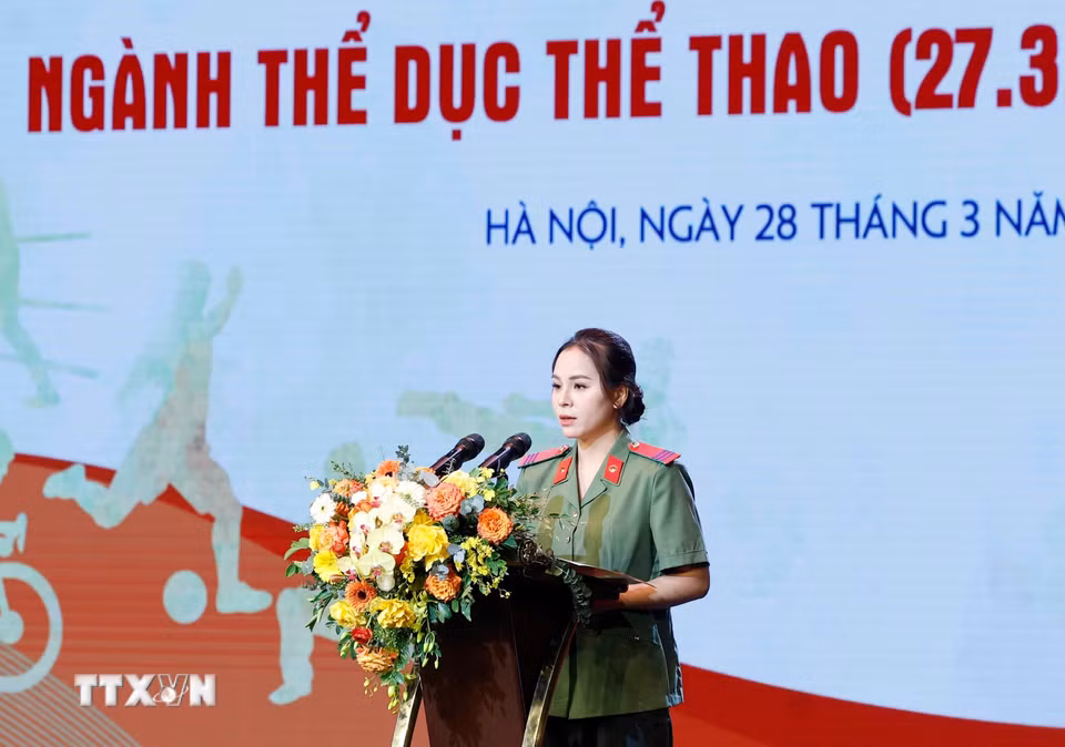 Nữ xạ thủ Trịnh Thu Vinh - vận động viên tiêu biểu toàn quốc năm 2025, đại diện các vận động viên phát biểu. (Ảnh: Thống Nhất/TTXVN)