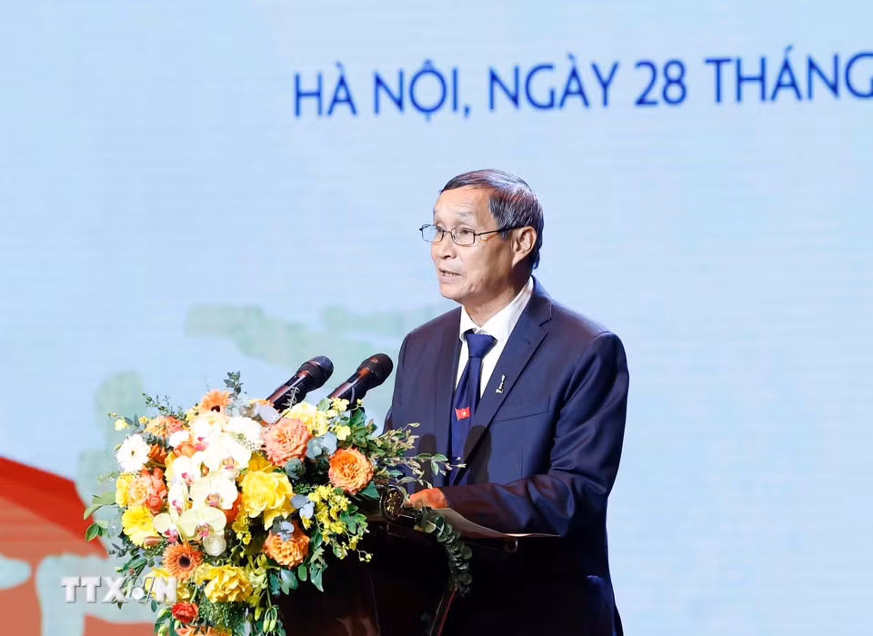 Anh hùng Lao động, Huấn luyện viên Đội tuyển bóng đá nữ Quốc gia Mai Đức Chung, thay mặt đội ngũ các huấn luyện viên phát biểu. (Ảnh: Thống Nhất/TTXVN)