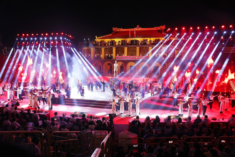 Chương trình văn nghệ tại điểm cầu Bến Nhà Rồng, Thành phố Hồ Chí Minh. (Ảnh: Lâm Khánh/TTXVN)