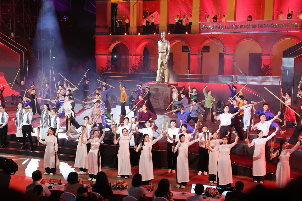 Chương trình văn nghệ tại điểm cầu Bến Nhà Rồng, Thành phố Hồ Chí Minh. (Ảnh: Lâm Khánh/TTXVN)