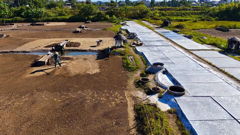 Công đoạn xúc đất mặn để chuẩn bị lọc nước chạt (nước muối đậm đặc từ cát). (Ảnh: Hữu Quyết/TTXVN)