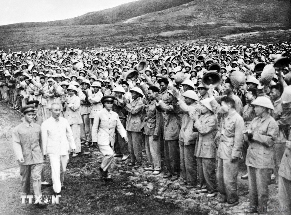 Chủ tịch Hồ Chí Minh đi thăm và kiểm tra một đơn vị bộ đội miền Nam tập kết ra Bắc đang diễn tập trước khi trở lại chiến trường miền Nam (6/1957). (Ảnh: TTXVN)
