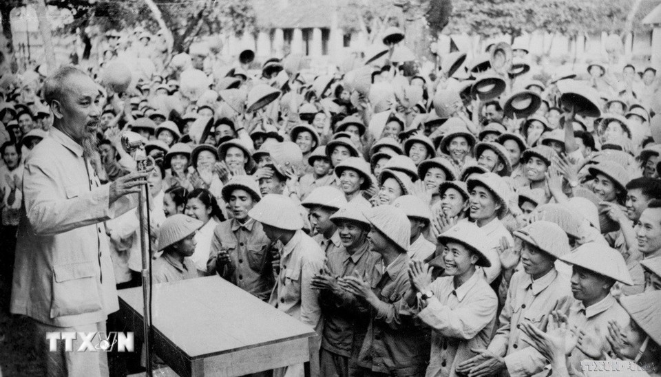 Hồ Chủ tịch đến thăm và nói chuyện với đơn vị bộ đội đóng tại tỉnh Nam Định ngày 24/4/1957. (Ảnh: TTXVN)