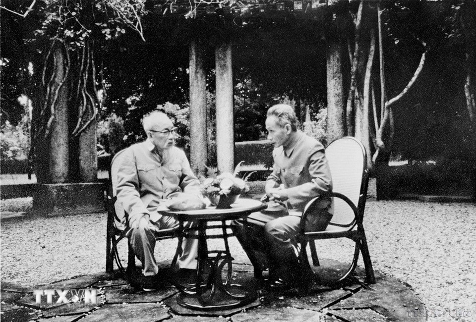 Chủ tịch Hồ Chí Minh trong một lần làm việc với Thủ tướng Phạm Văn Đồng. (Ảnh: TTXVN)