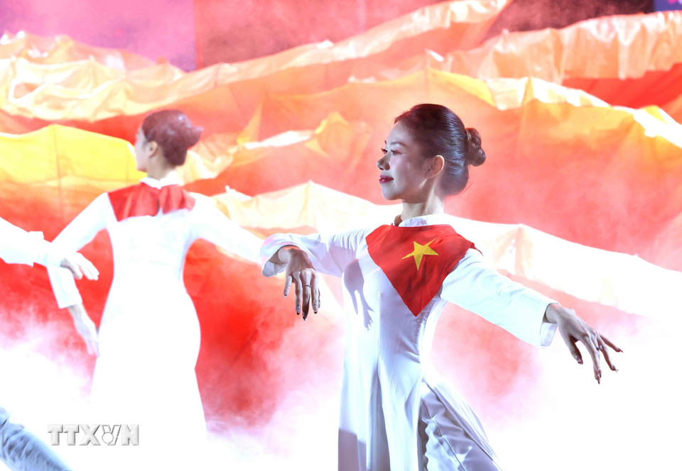 Tiết mục nghệ thuật biểu diễn trong chương trình tại điểm cầu Hà Nội. (Ảnh: Phương Hoa/TTXVN)