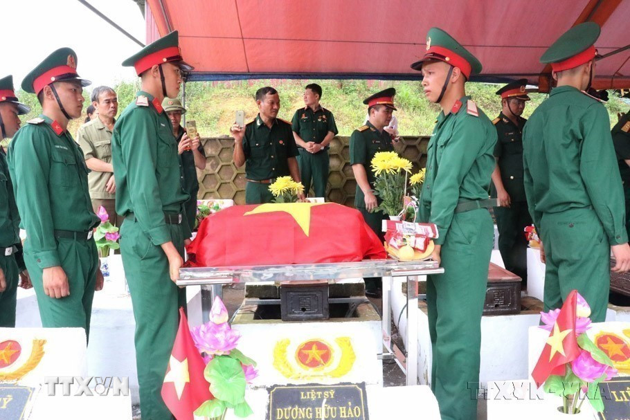Lễ truy điệu và an táng hài cốt các liệt sỹ đã anh dũng chiến đấu hy sinh trong cuộc chiến đấu bảo vệ biên giới phía Bắc, tại Nghĩa trang Liệt sỹ quốc gia Vị Xuyên (Hà Giang). (Ảnh: TTXVN)