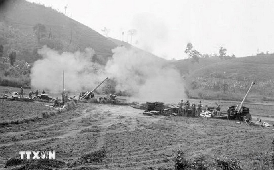 Chiến sỹ Đoàn 368 pháo binh tỉnh Hoàng Liên Sơn dội bão lửa trừng trị quân địch, ngày 10/3/1979. (Ảnh: Phùng Triệu/TTXVN)